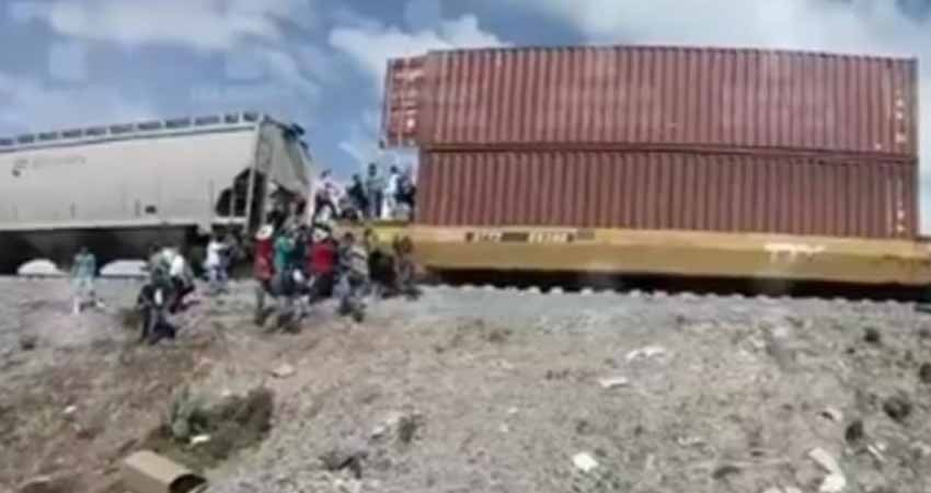 Arman cadena humana para saquear trenes en Puebla