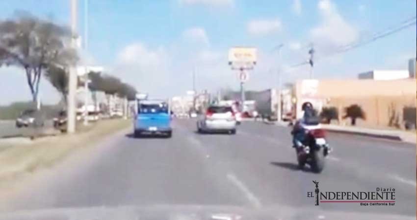 Motociclista a exceso de velocidad, arrolla y mata a peatón