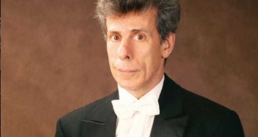 Jan Latham-Koenig; enriquecen a director cuestionado