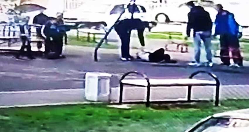 Venga a golpes supuesto bullying a su hijo