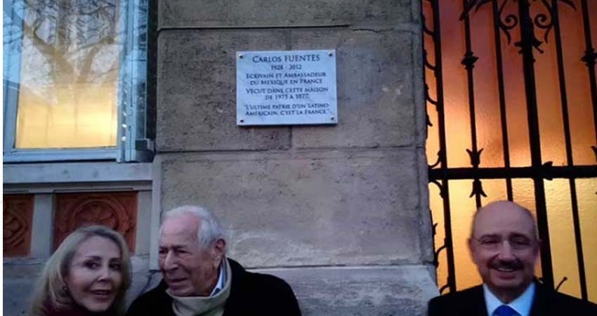 Con placa, recuerdan a Carlos Fuentes en París