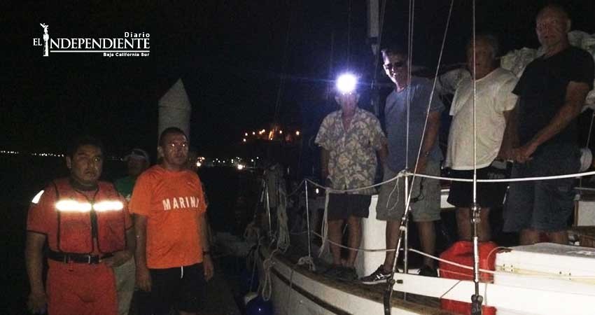 Elementos de la Secretaria de Marina rescataron a  cuatro americanos que estaban a la deriva