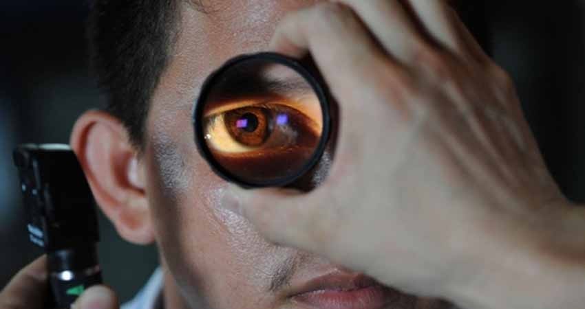 Si te la pasas ‘pegado’ al celular esto le puede pasar a tus ojos