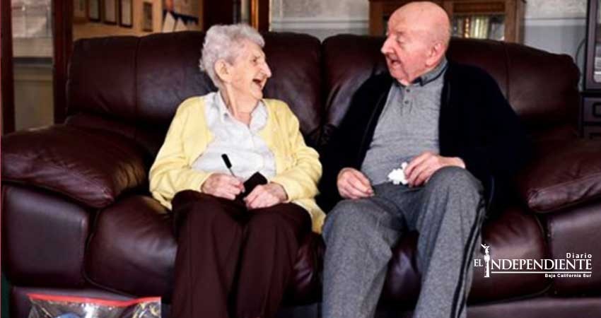 Mamá de 98 años se mudó a un asilo para cuidar a su hijo, de 80