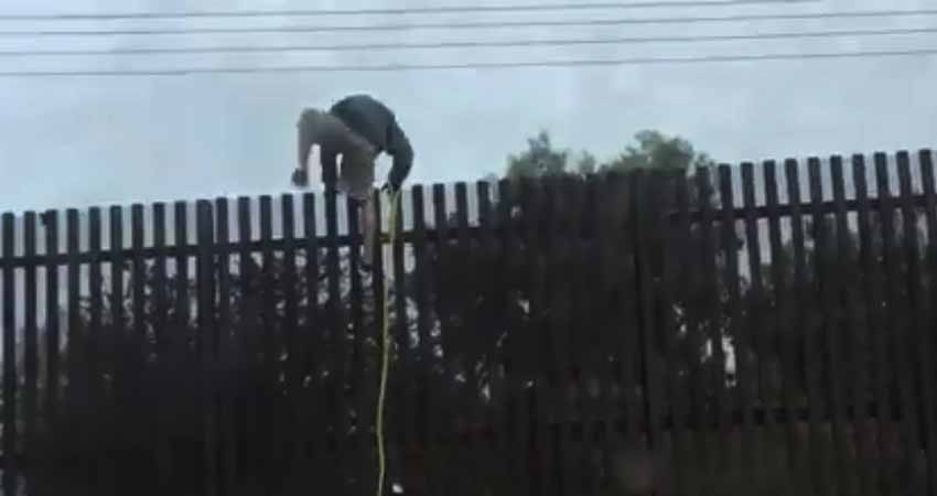 A la luz del día y con ayuda de dos hombres, salta el cerco fronterizo