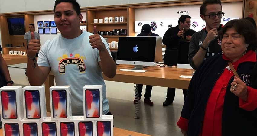 En plena euforia por el iPhone X este mexicano se compra ¡diez!