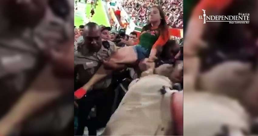 Policía aplaca a mujer ebria con puñetazo en la cara