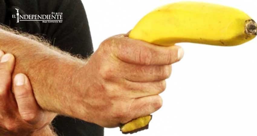 Cae asaltante que encañonaba a víctimas con... ¡plátanos!