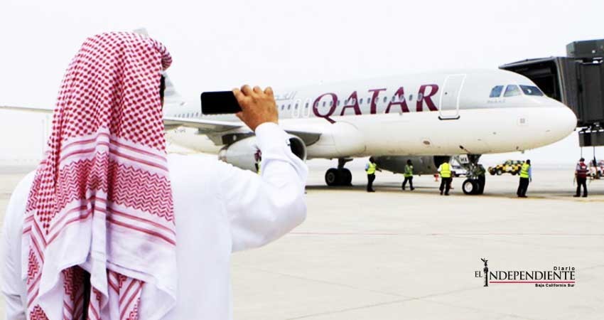 Descubre infidelidad en pleno vuelo y fuerza aterrizaje