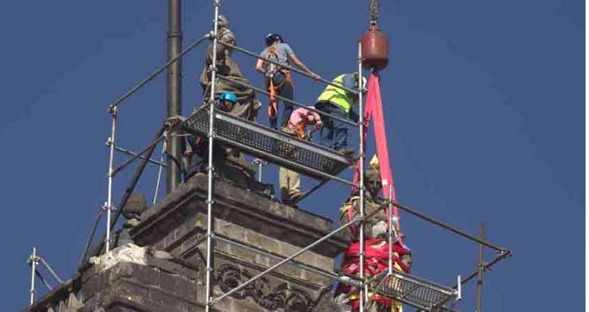 Desmontan ‘La Caridad’ de Tolsá de la Catedral Metropolitana