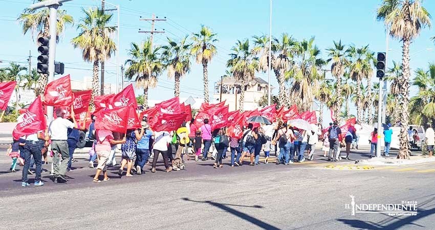 Marchan antorchistas por el centro de San José del Cabo