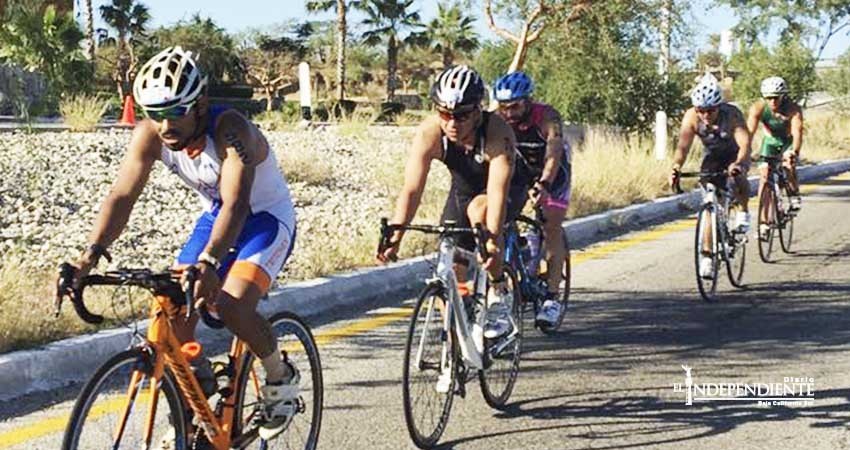 Atletas del Ironman entrenan a lo largo del corredor turístico