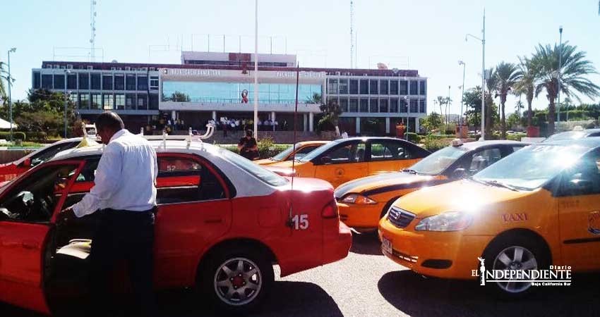 Protestan taxistas por entrada de Uber a La Paz