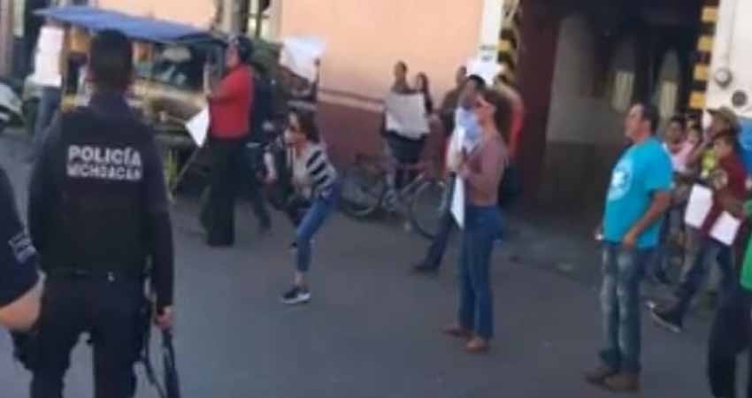 A huevazos despiden a secretario de Educación de Morelia