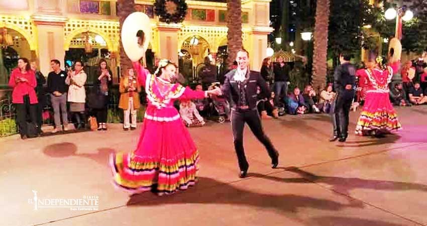 Disney le añade toque mexicano a su celebración navideña
