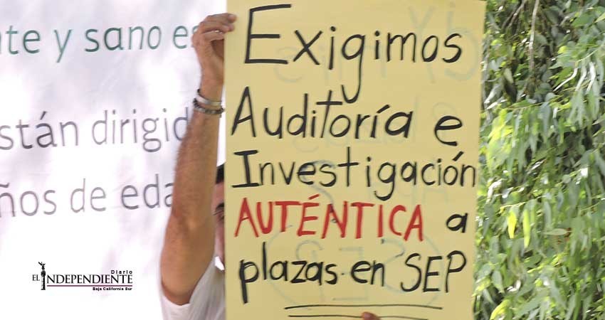Protesta maestro del CESD por caso de nepotismo en SEP