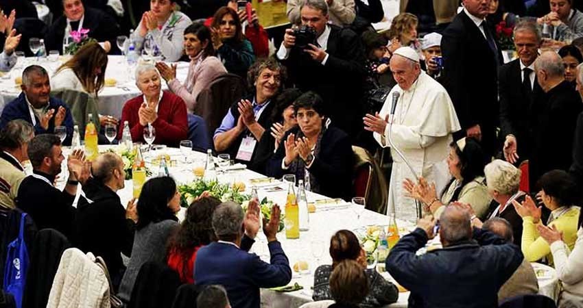 El papa Francisco agasaja a pobres con banquete en el Vaticano
