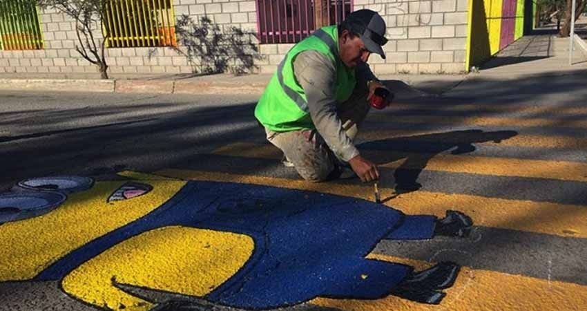Artista fomenta cultura vial en Sonora con pinturas en el asfalto