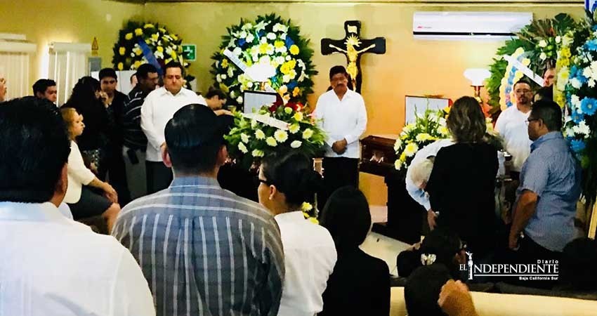 Reclaman a autoridades en velorio de Ombudsman e hijo