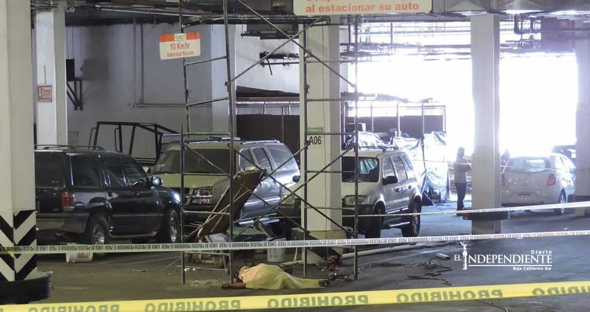 Muere al caer de andamio en el estacionamiento de un centro comercial