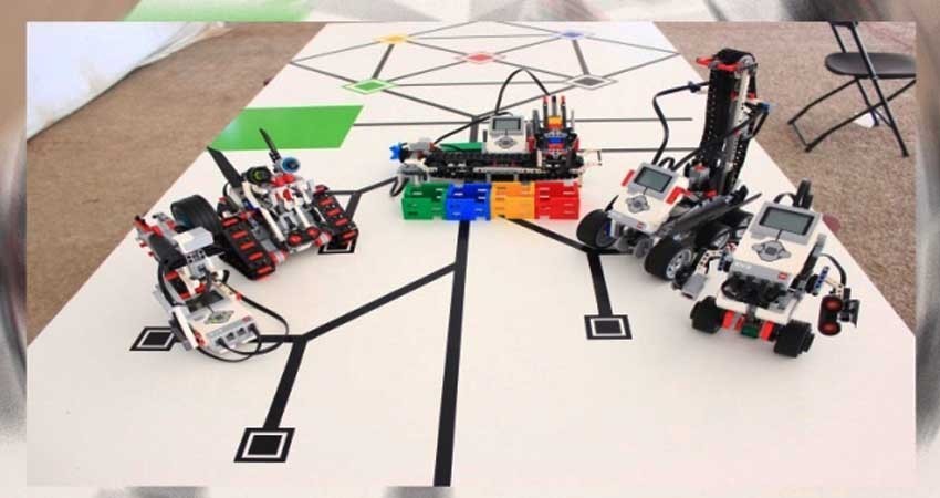 Estudiantes construyen robots con piezas de plástico