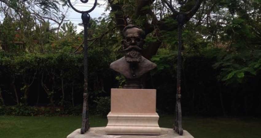Develan busto de Carranza en casa del embajador de México en Cuba