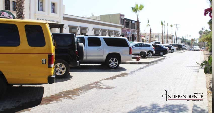 Acusan…. Taxistas buscan apoderarse de cajones de estacionamiento del centro