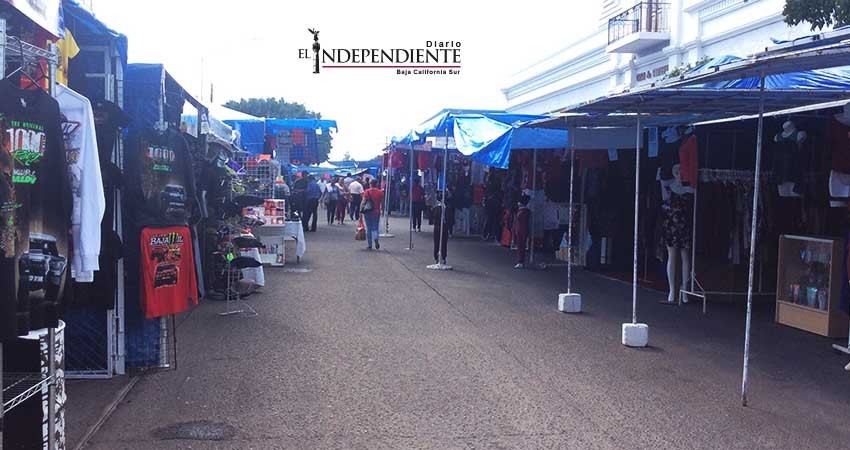 Bajo la sombra del temor se desenvuelve el tianguis navideño de La Paz