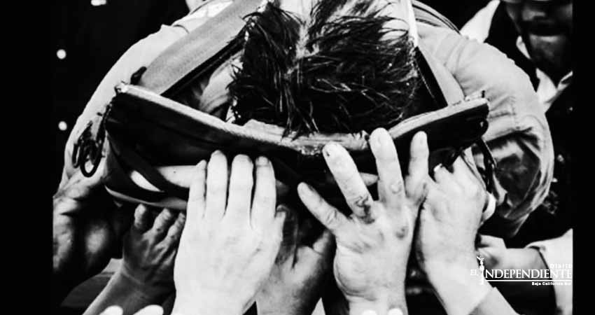 Los puños continúan alzados por México