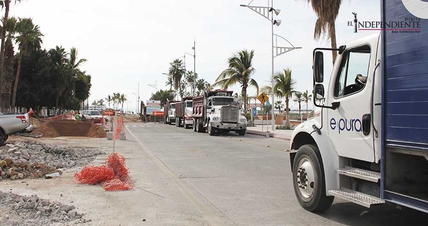 Locatarios reportan perdidas económicas por lentitud en obras del malecón