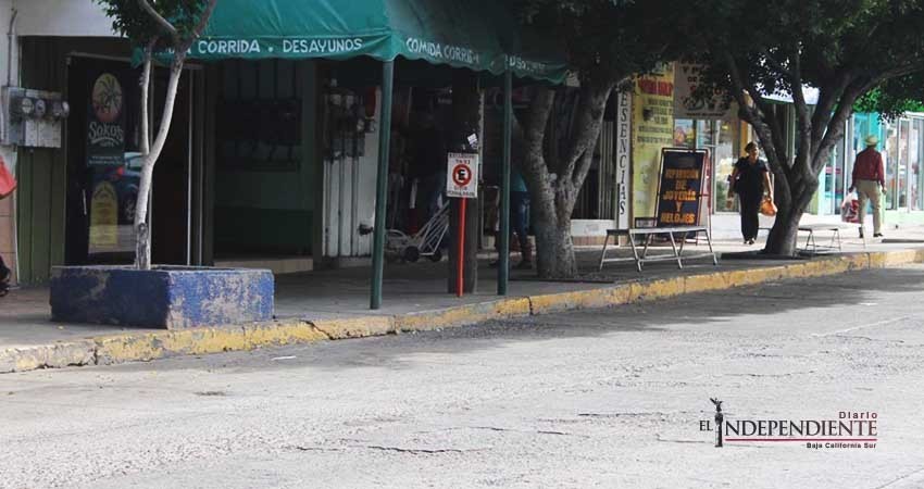 Sitios de taxis abusan de estacionamientos exclusivos en el Centro, denuncian comerciantes