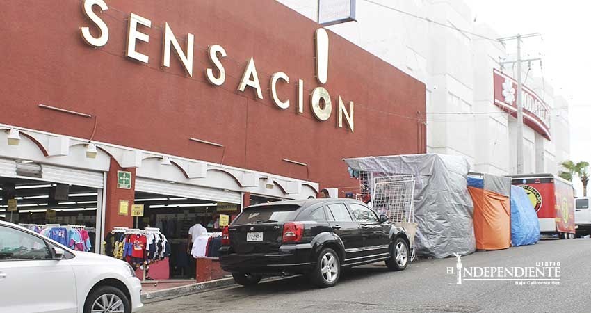 Ambulantes que se instalan en la calle obstruyen estacionamiento, denuncian comerciantes del Centro