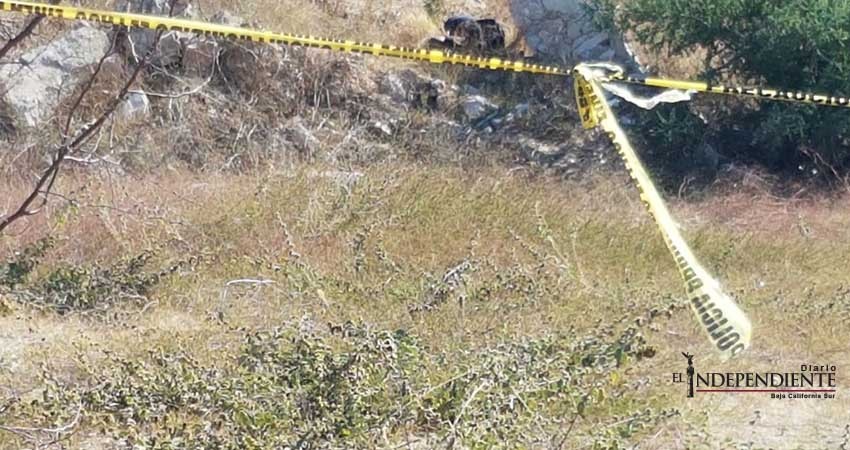 Hallan a hombre muerto en terreno baldío