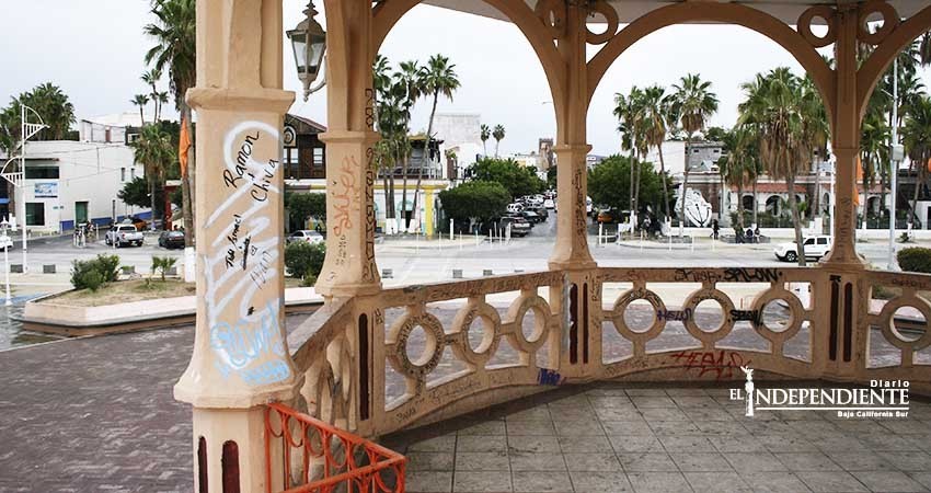 En franco deterioro el histórico Jardín Velasco y el kiosco del Malecón