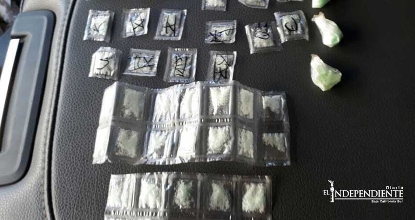 Mediante cateo, PGJE asegura a una persona, droga y un arma en La Paz