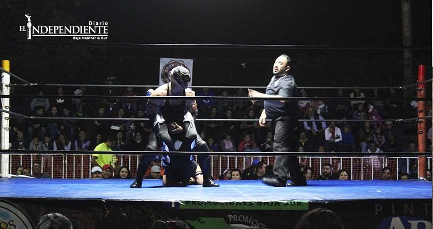 Buena función de lucha libre en la Arena California