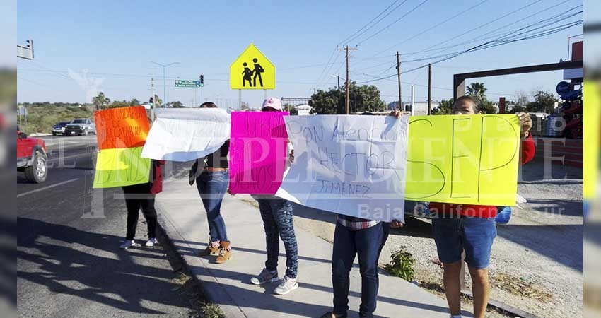 Se manifiestan padres de familia de Telesecundaria de Santa Catarina; exigen escuela digna
