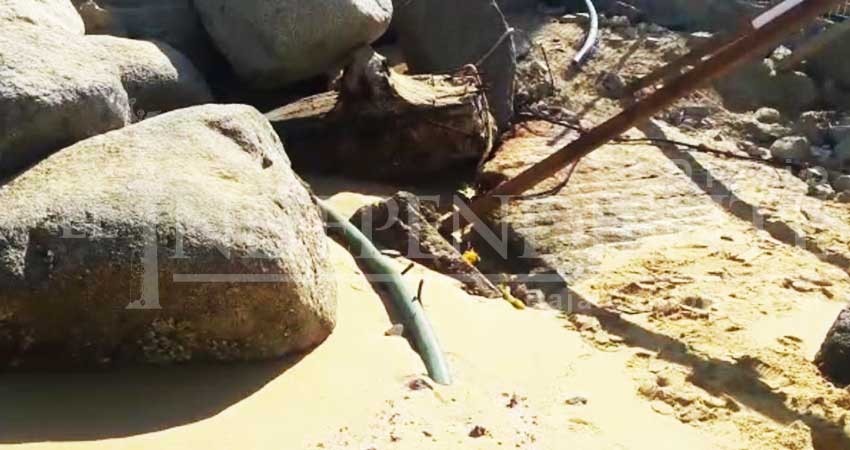 Aparece misteriosa manguera que arroja agua a la playa La Empacadora