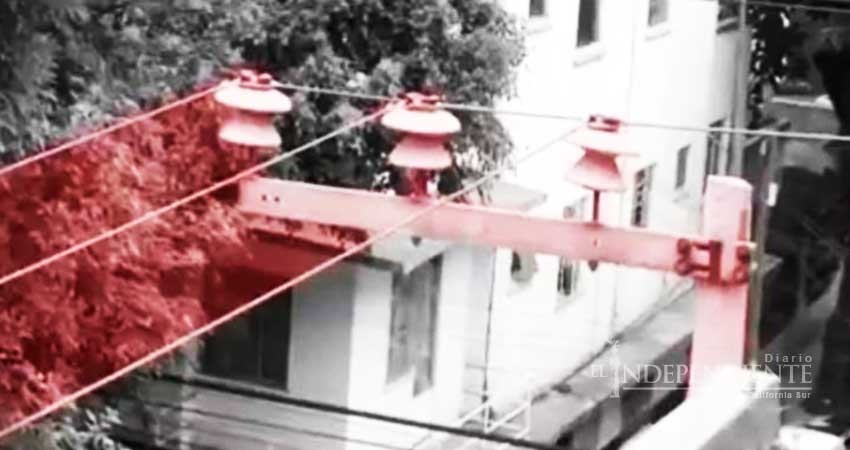 Presunta mala instalación de la CFE quema a dos jóvenes