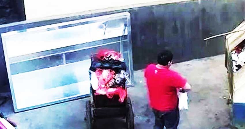 Cámaras captan a un hombre que tira a su bebé a la basura