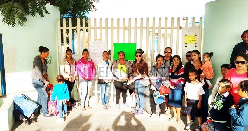 Entre aguas negras acuden a clases alumnos del complejo educativo de Chulavista