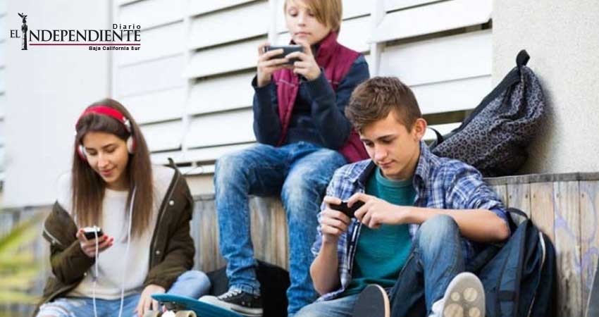Adolescentes adictos a los smartphones son más infelices