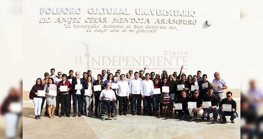 UABCS, Sectues, y Semarnat entregaron constancias a 70 guías de turistas especializados