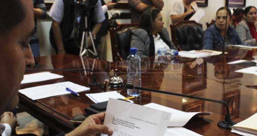 Ayuntamiento condonará multas del predial y Zofemat; presentan licencias y renuncias