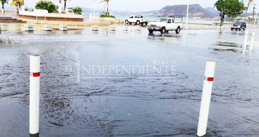 Pese a remodelación, siguen las inundaciones en el Malecón de La Paz 