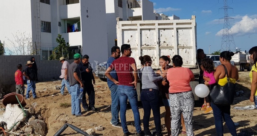 Impiden colonos de Puerto Nuevo que  retiren escombro de edificio colapsado