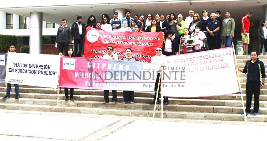 Protestan docentes de Prepa Morelos ante palacio de gobierno