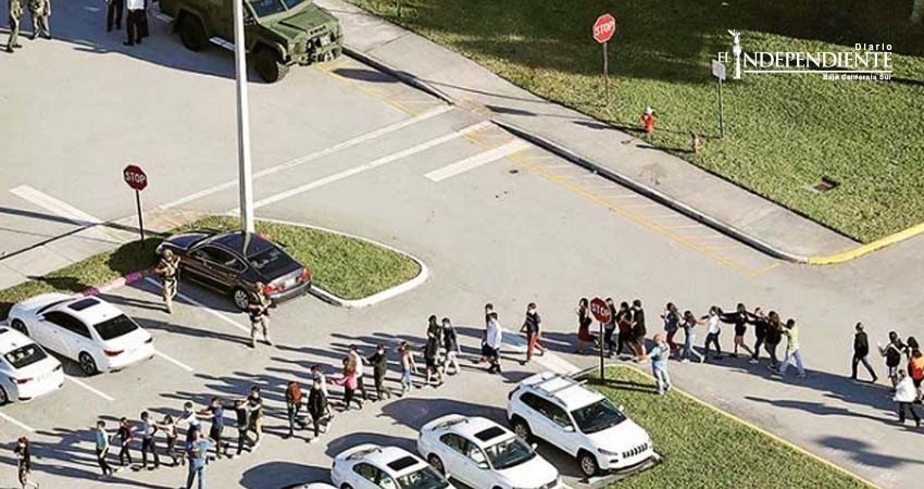 Joven asesina a 17 excompañeros en Florida