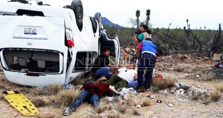 Una mujer sin vida y 6 lesionados tras volcadura de caravana de “Marichuy”