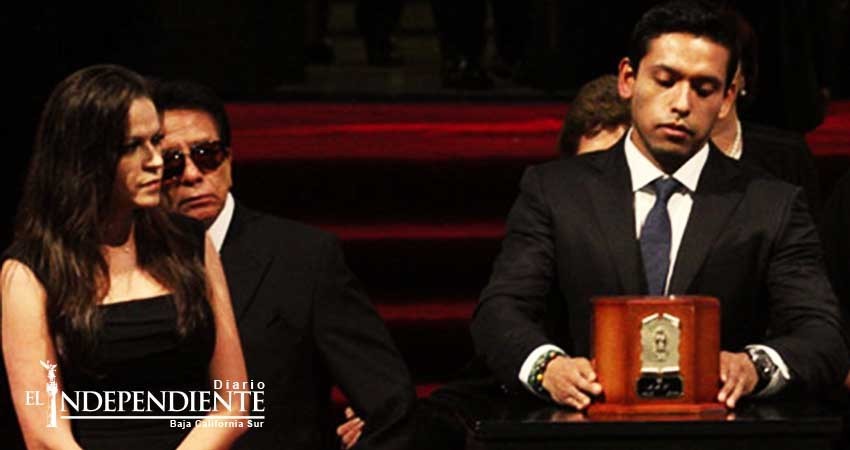 Mujer que extorsionaba a hijo de Juan Gabriel es hallada culpable